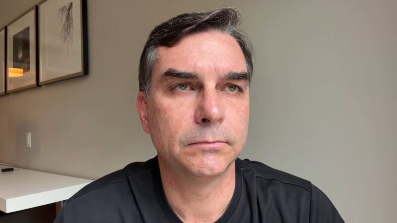 Flávio Bolsonaro defende EUA e diz que Lula lambe as botas da China