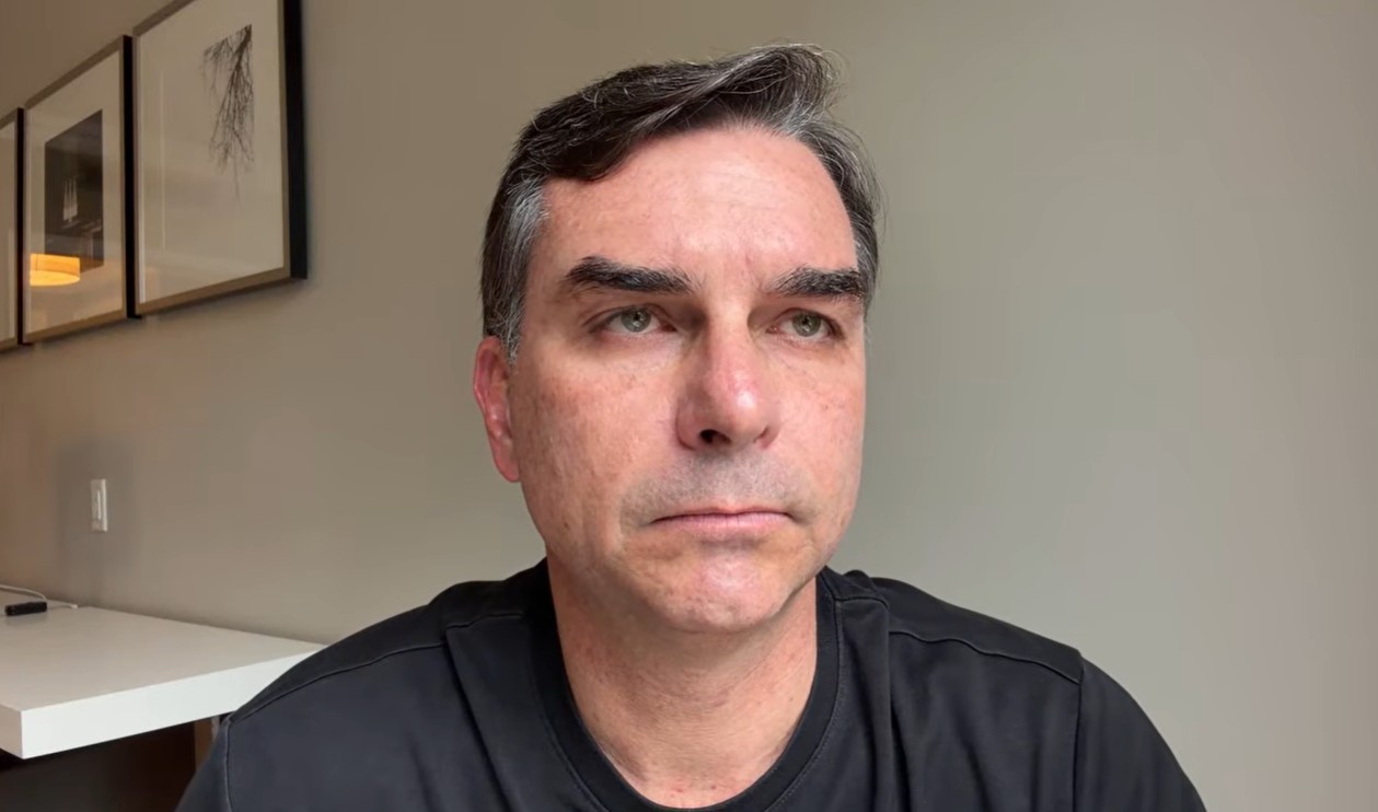 Flávio Bolsonaro defende EUA e diz que Lula lambe as botas da China