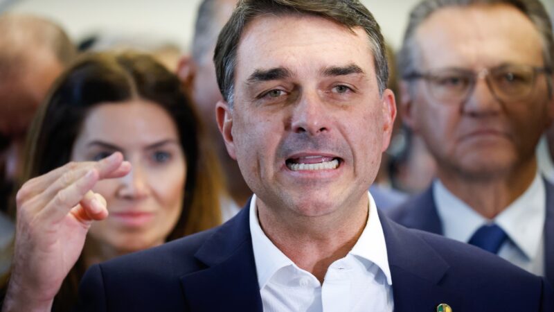 Flávio volta a criticar Lula ao comentar post de Rubio que indica tarifaço como ato político