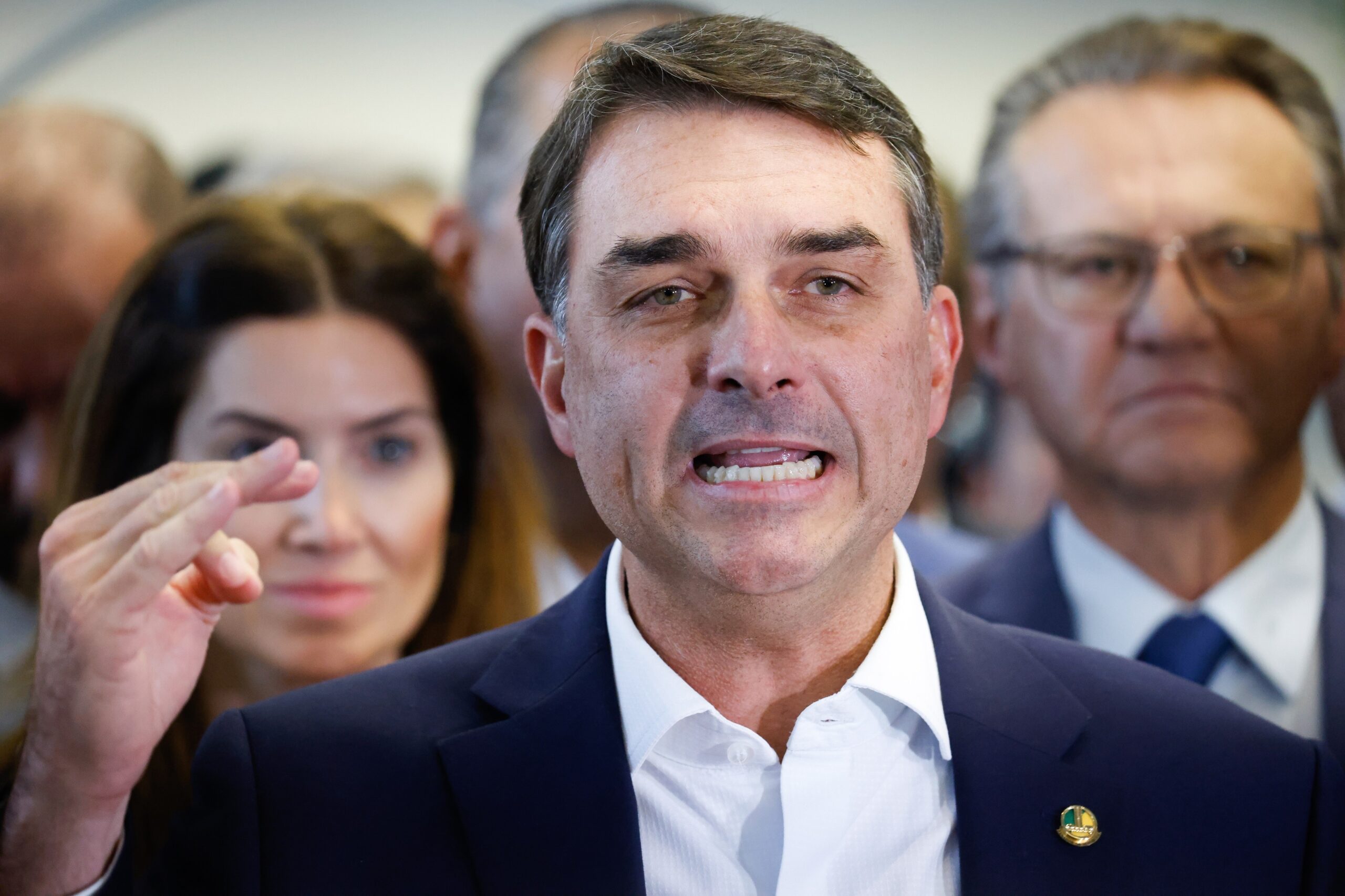 Flávio volta a criticar Lula ao comentar post de Rubio que indica tarifaço como ato político
