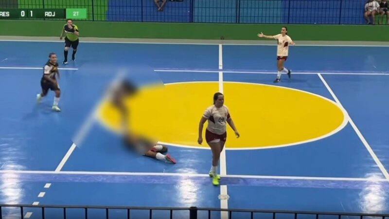 Jogadora agride adversárias com chutes e socos campeonato de futsal feminino no Ceará