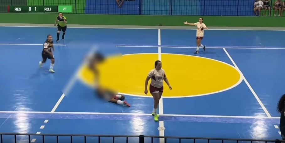 Jogadora agride adversárias com chutes e socos campeonato de futsal feminino no Ceará