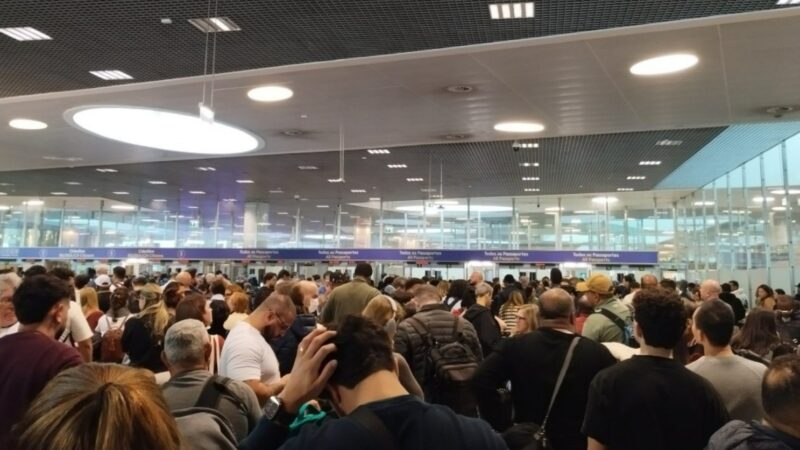 Novo controle de passaportes provoca filas de até 5 horas em aeroportos da Europa