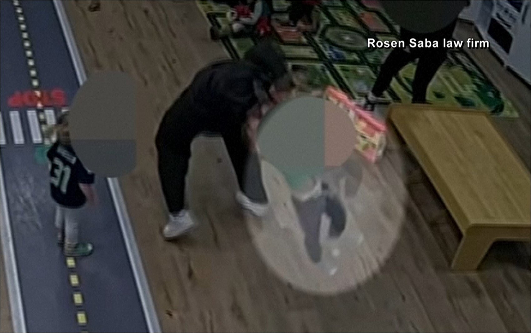 VÍDEO: criança fica gravemente ferida ao ser lançada para cima em creche dos EUA