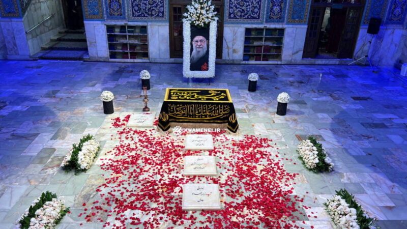 VÍDEO: Irã abre visitas ao túmulo de Ali Khamenei, e iranianos lotam santuário