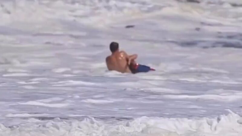 Vídeo mostra resgate dramático de adolescente em meio a fortes ondas na Califórnia