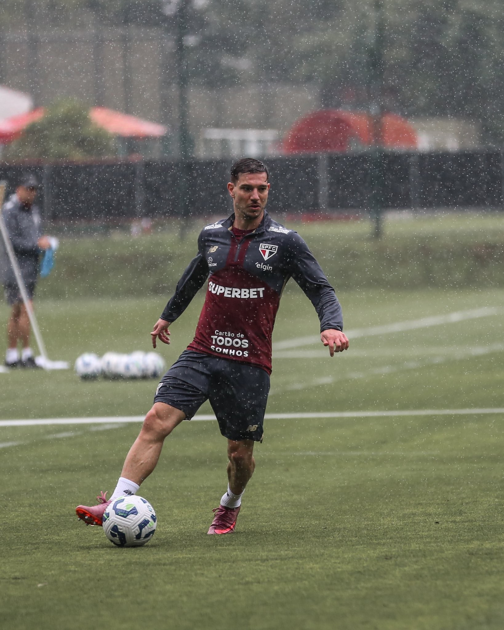 E o Cédric? Lateral não deve ficar, mas São Paulo ainda busca clubes interessados