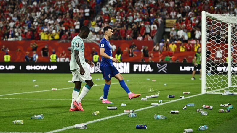 Libertadores? Croatas atiram garrafas no gramado após gol anulado contra Portugal; veja imagens