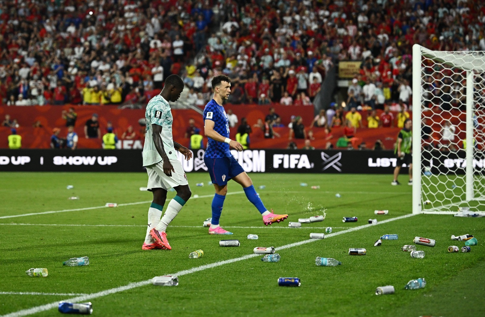 Libertadores? Croatas atiram garrafas no gramado após gol anulado contra Portugal; veja imagens