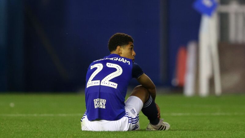 Herói da Inglaterra, Bellingham teve camisa aposentada antes de completar 18 anos