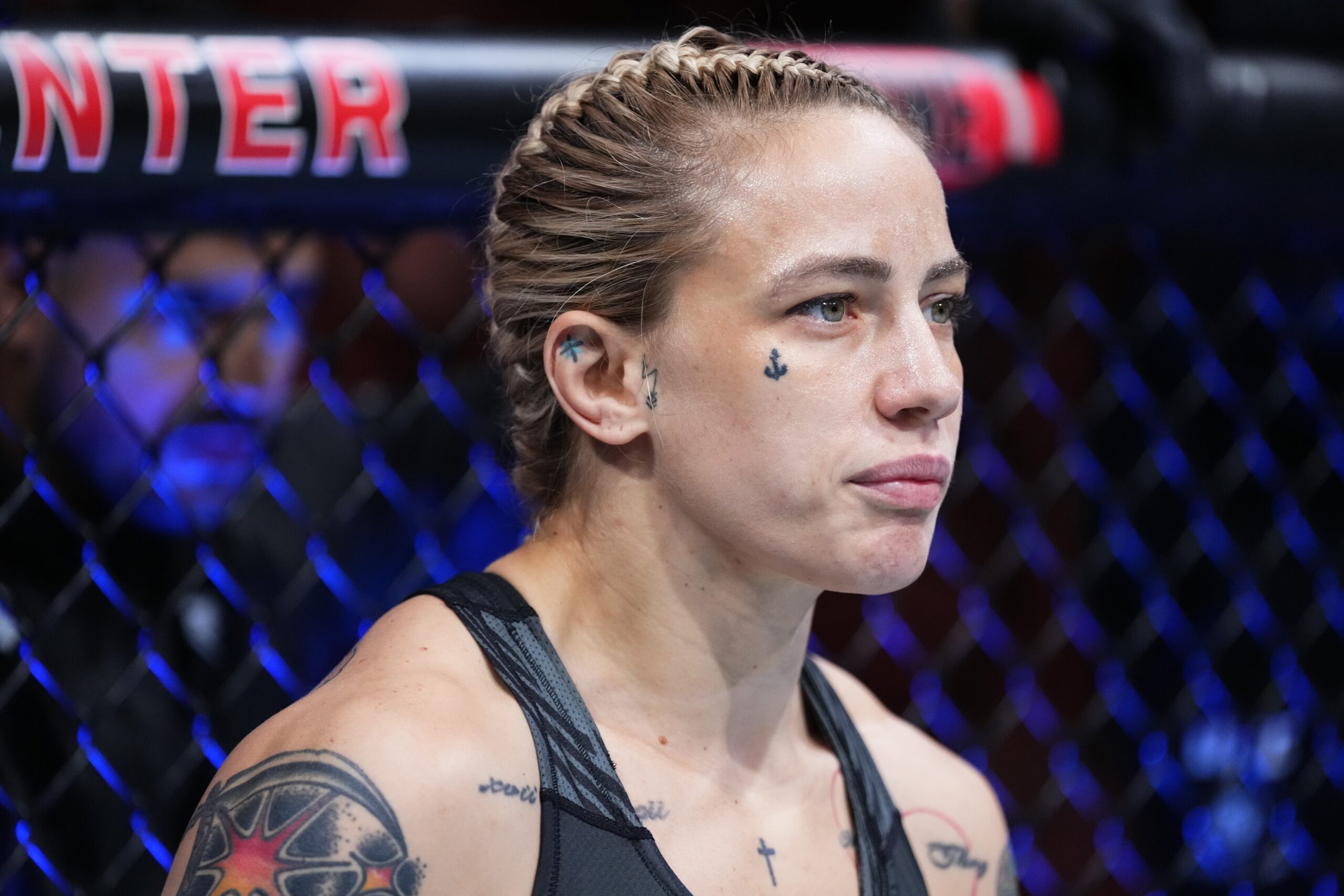 Ex-lutadora do UFC comemora sobriedade de 8 anos sem álcool e drogas
