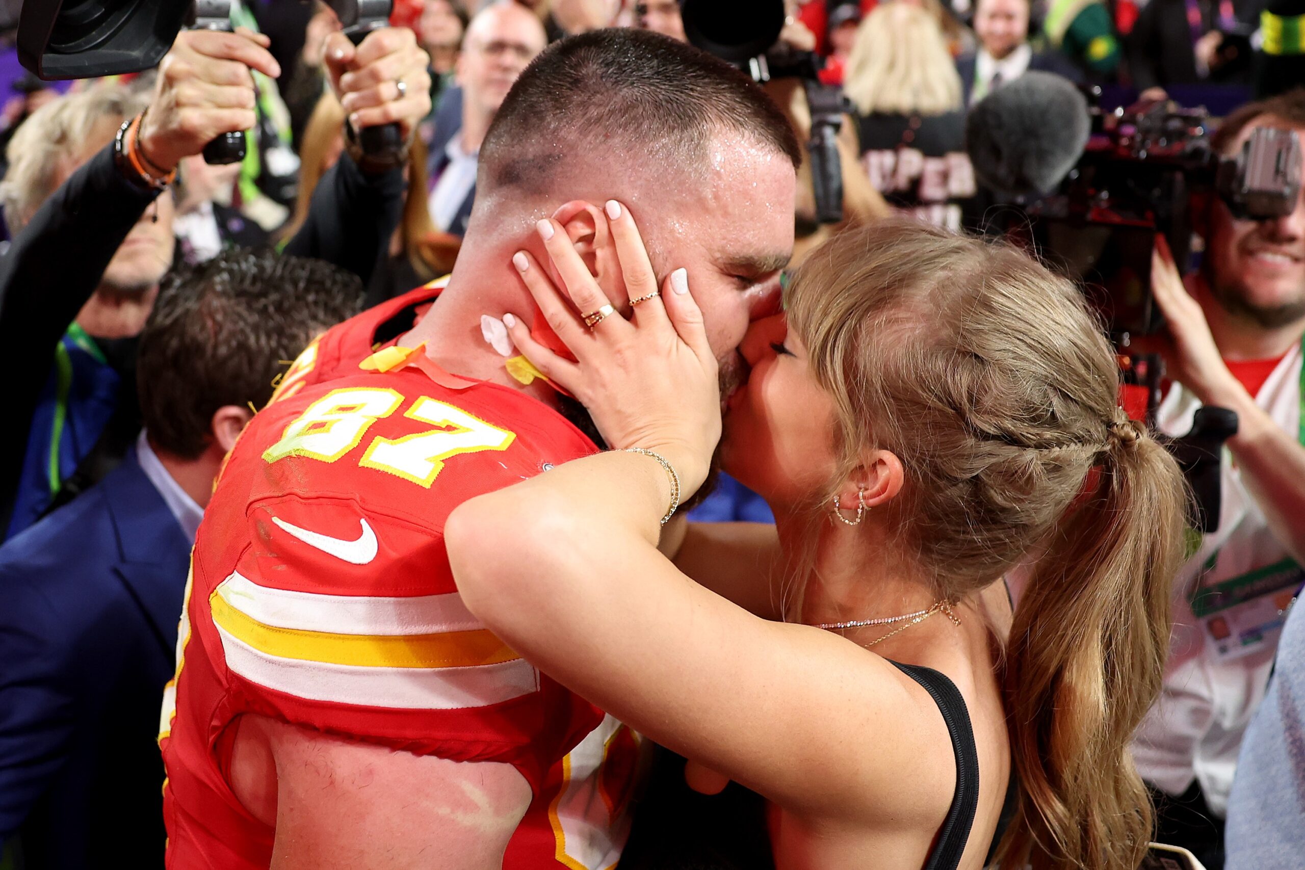 Jogadores dos Chiefs e rival na NFL são esperados em casamento de Kelce e Swift