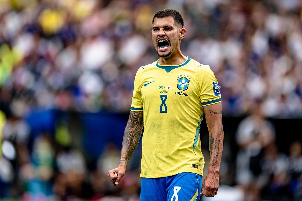 Bruno Guimarães entra em top 10 de melhores jogadores da Copa de site americano; veja ranking