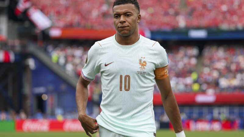 Mbappé está próximo de igualar marca de Cafu, único a jogar três finais de Copas seguidas