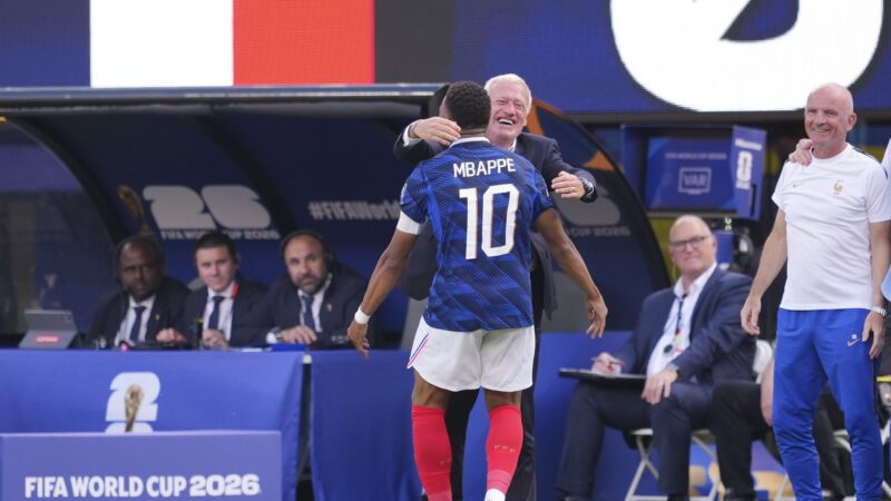 Deschamps exalta jogo da França, mas diz que há o que melhorar após 3 a 0: “Encontrem problemas”