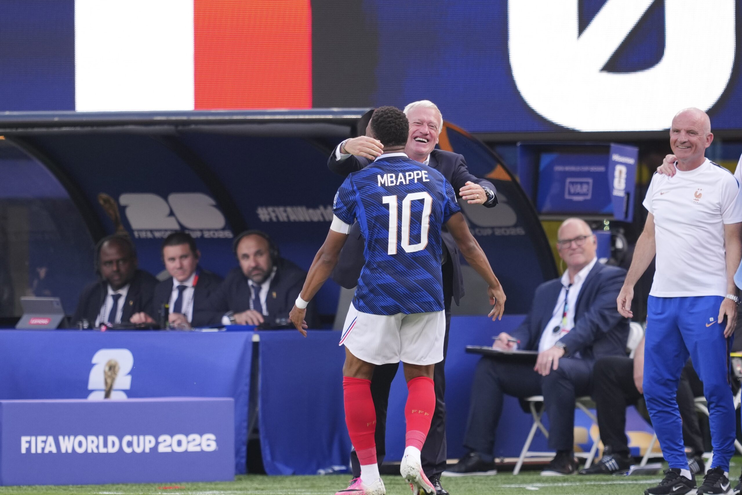 Deschamps exalta jogo da França, mas diz que há o que melhorar após 3 a 0: “Encontrem problemas”