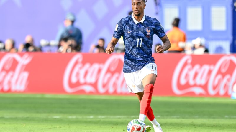 Olise iguala trio do Brasil e se aproxima de recorde de assistências em uma Copa