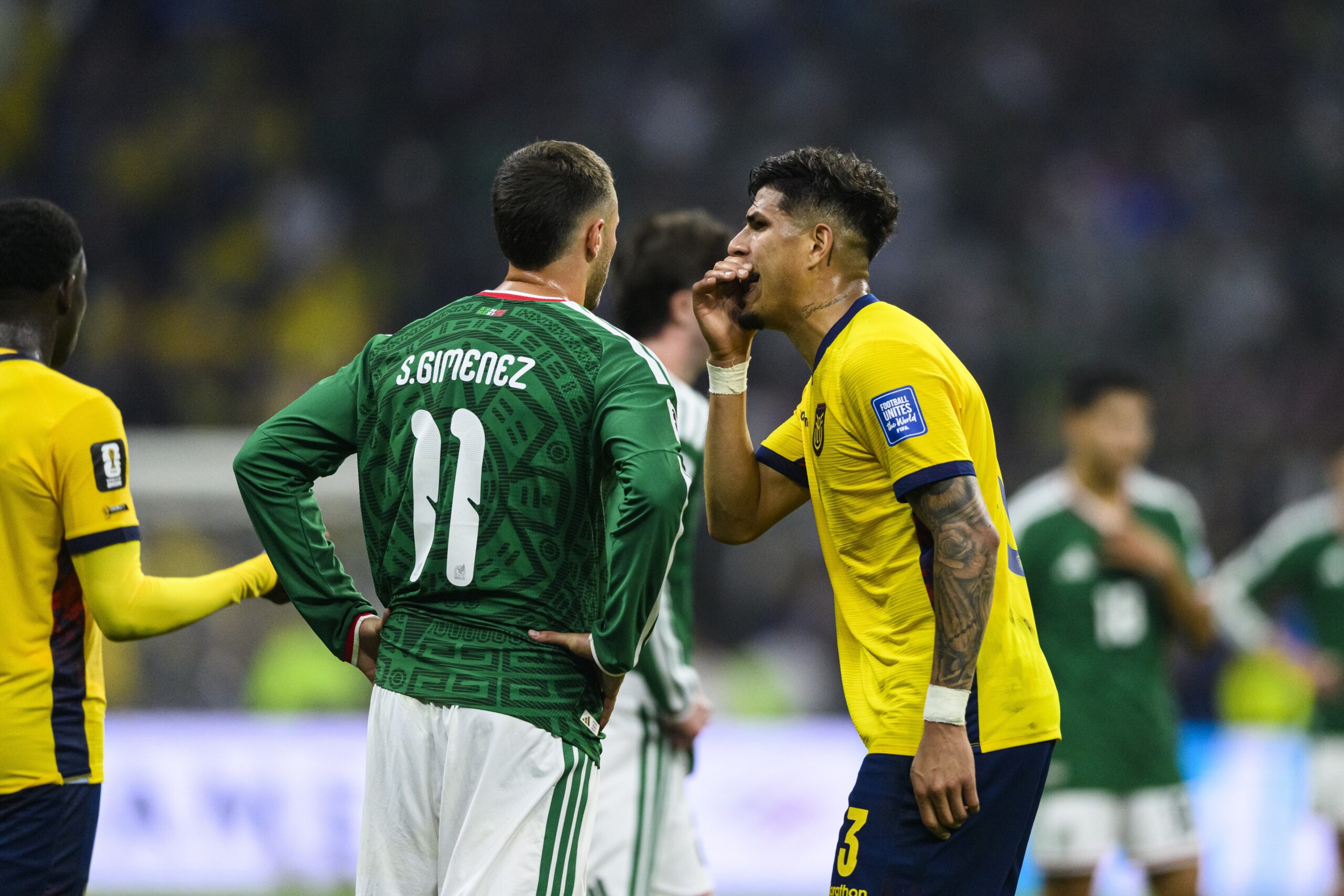 Lei Vini Jr.: Hincapié é expulso por cobrir a boca durante discussão com mexicano; veja vídeo