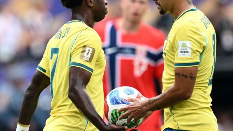 Romário desabafa sobre gol perdido por Endrick e critica Vini Jr: “Pega a p… da bola e bate o pênalti”
