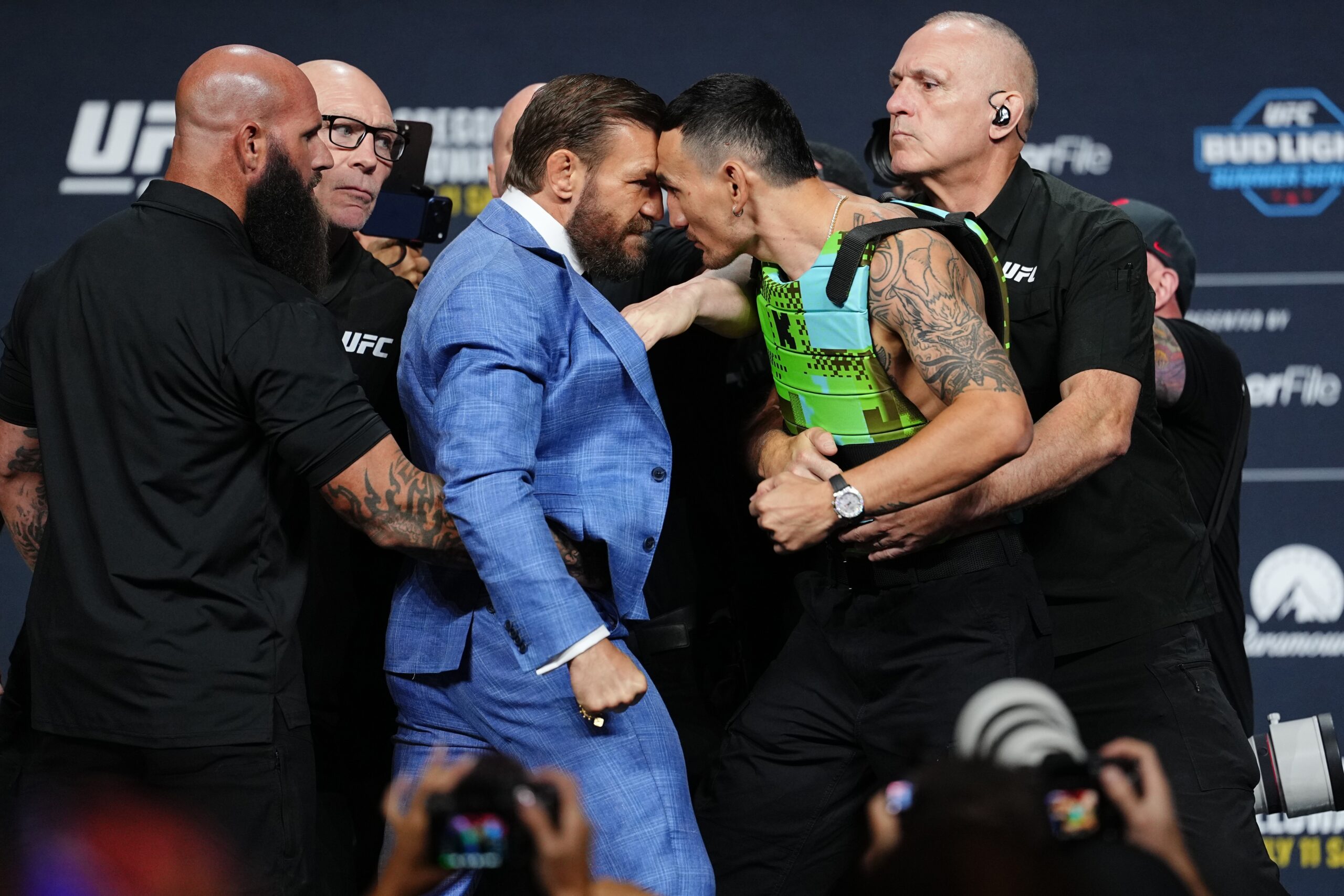 McGregor e Holloway se encaram pela última vez antes da revanche: “Sou nuclear”