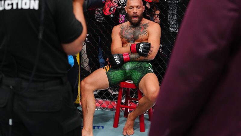 Conor McGregor desabafa após sofrer lesão contra Holloway e avisa: “Vou voltar”