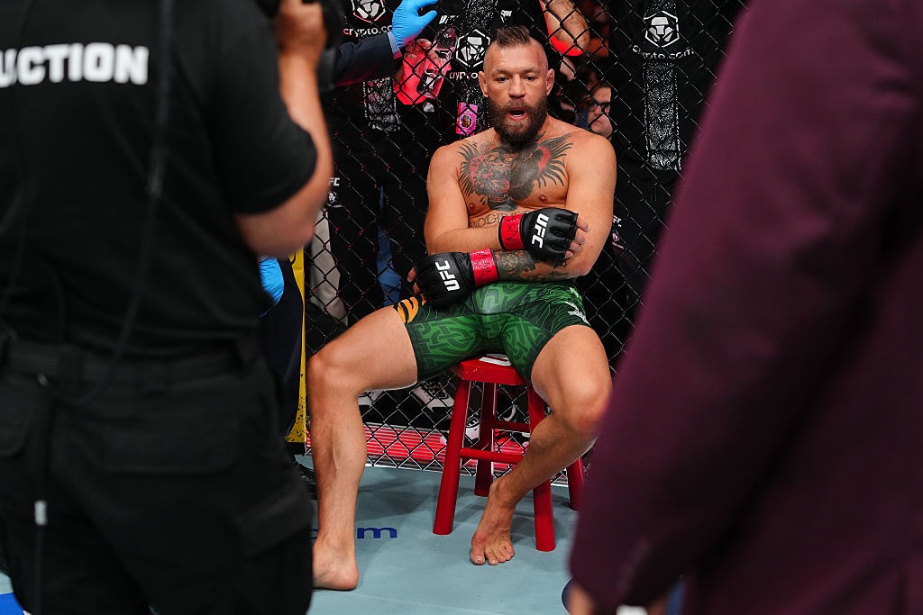 Conor McGregor desabafa após sofrer lesão contra Holloway e avisa: “Vou voltar”