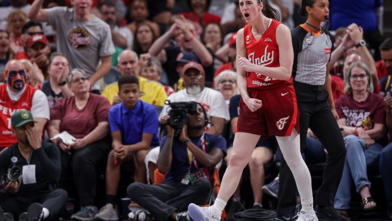 Caitlin Clark se torna a 1ª jogadora a obter 40 pontos e 10 assistências em um jogo da WNBA
