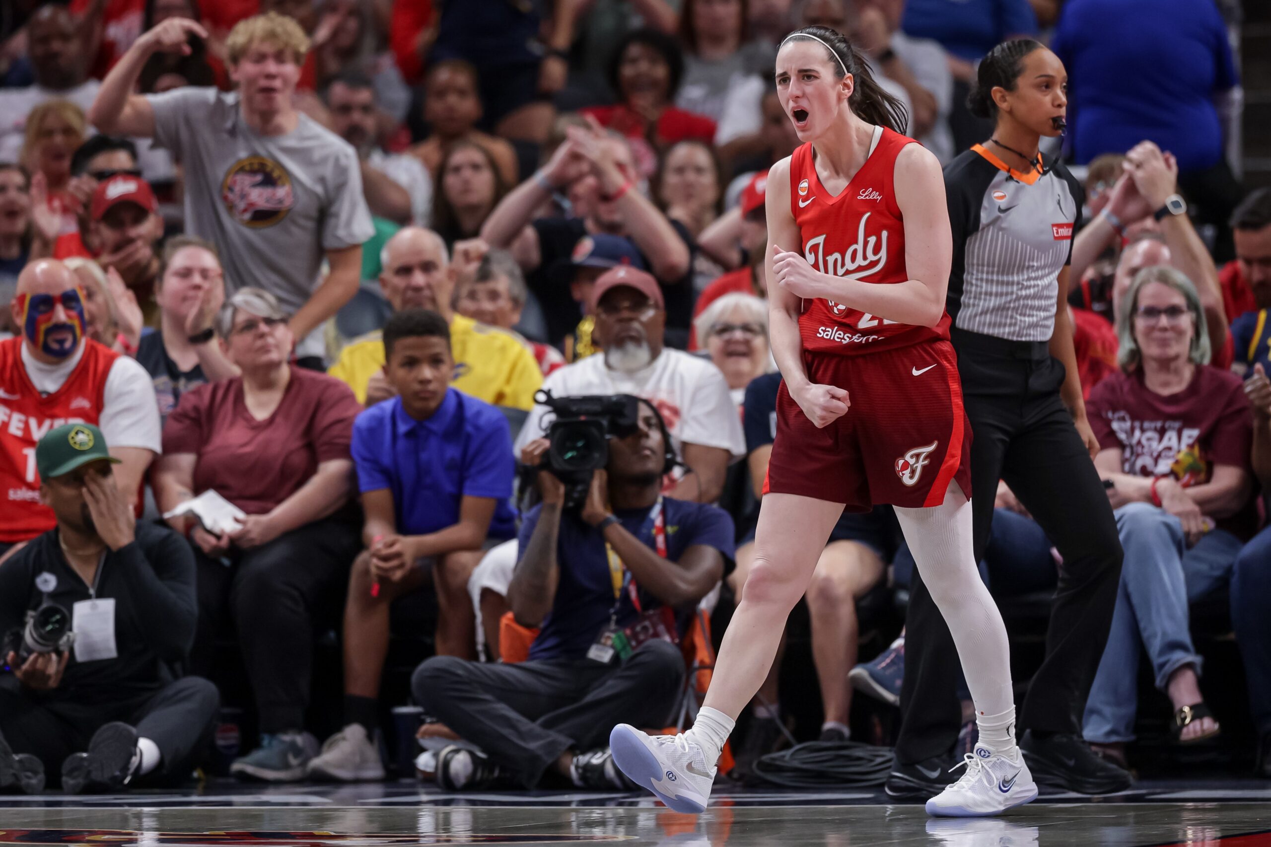 Caitlin Clark se torna a 1ª jogadora a obter 40 pontos e 10 assistências em um jogo da WNBA
