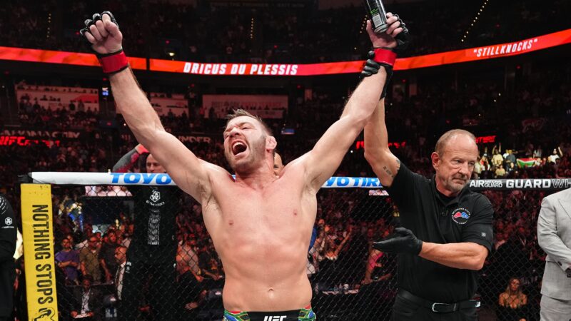UFC: em duelo de ex-campeões, Du Plessis bate Usman de forma dominante