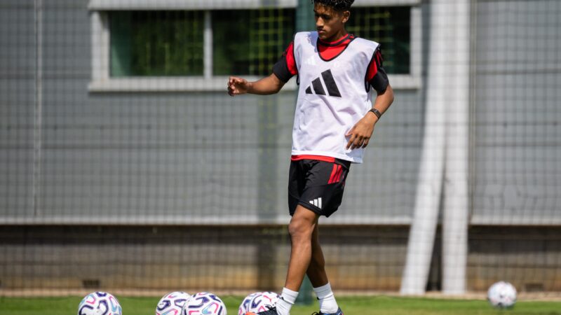 Joia de 15 anos é incluída no elenco profissional do Manchester United pela primeira vez