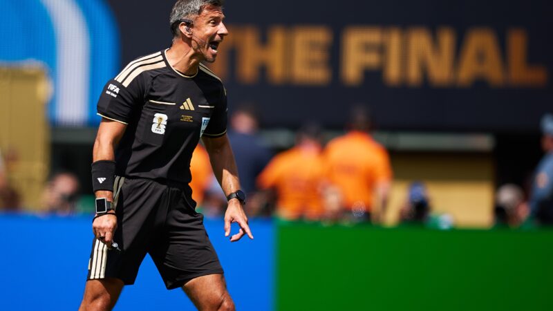 Árbitro se aposenta dias após apitar final da Copa do Mundo