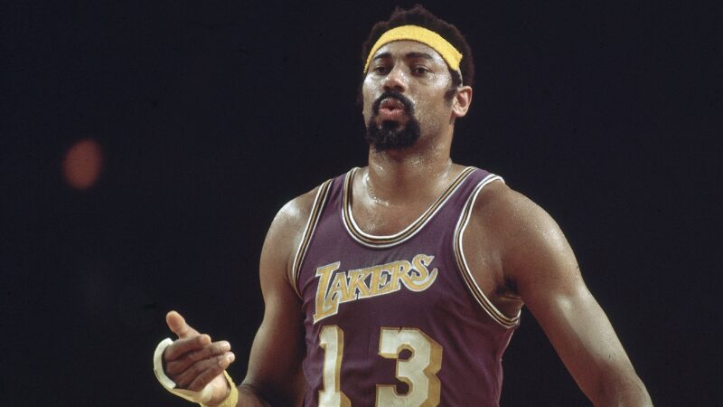 Jaqueta de Wilt Chamberlain nos Lakers é comprada por R$ 15 e leiloada por R$ 450 mil