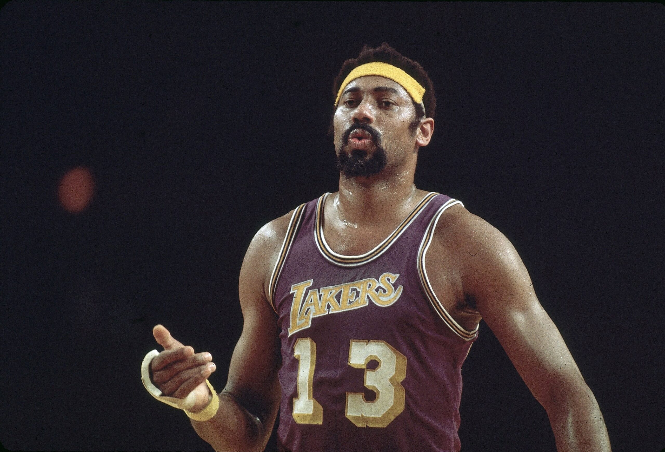 Jaqueta de Wilt Chamberlain nos Lakers é comprada por R$ 15 e leiloada por R$ 450 mil