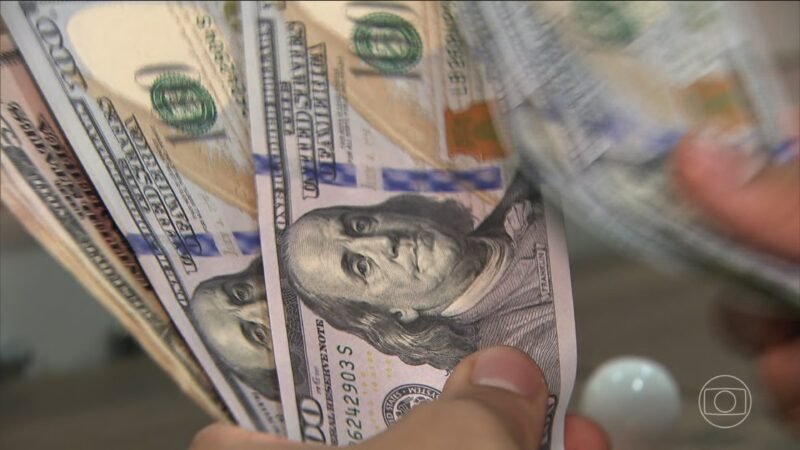 Dólar abre em alta, de olho em novo tarifaço de Trump e resultados corporativos