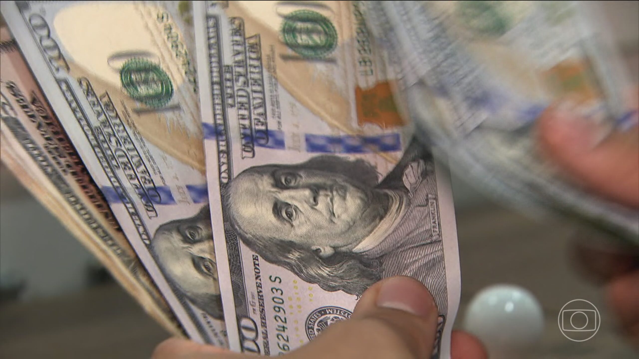 Dólar abre em alta, de olho em novo tarifaço de Trump e resultados corporativos