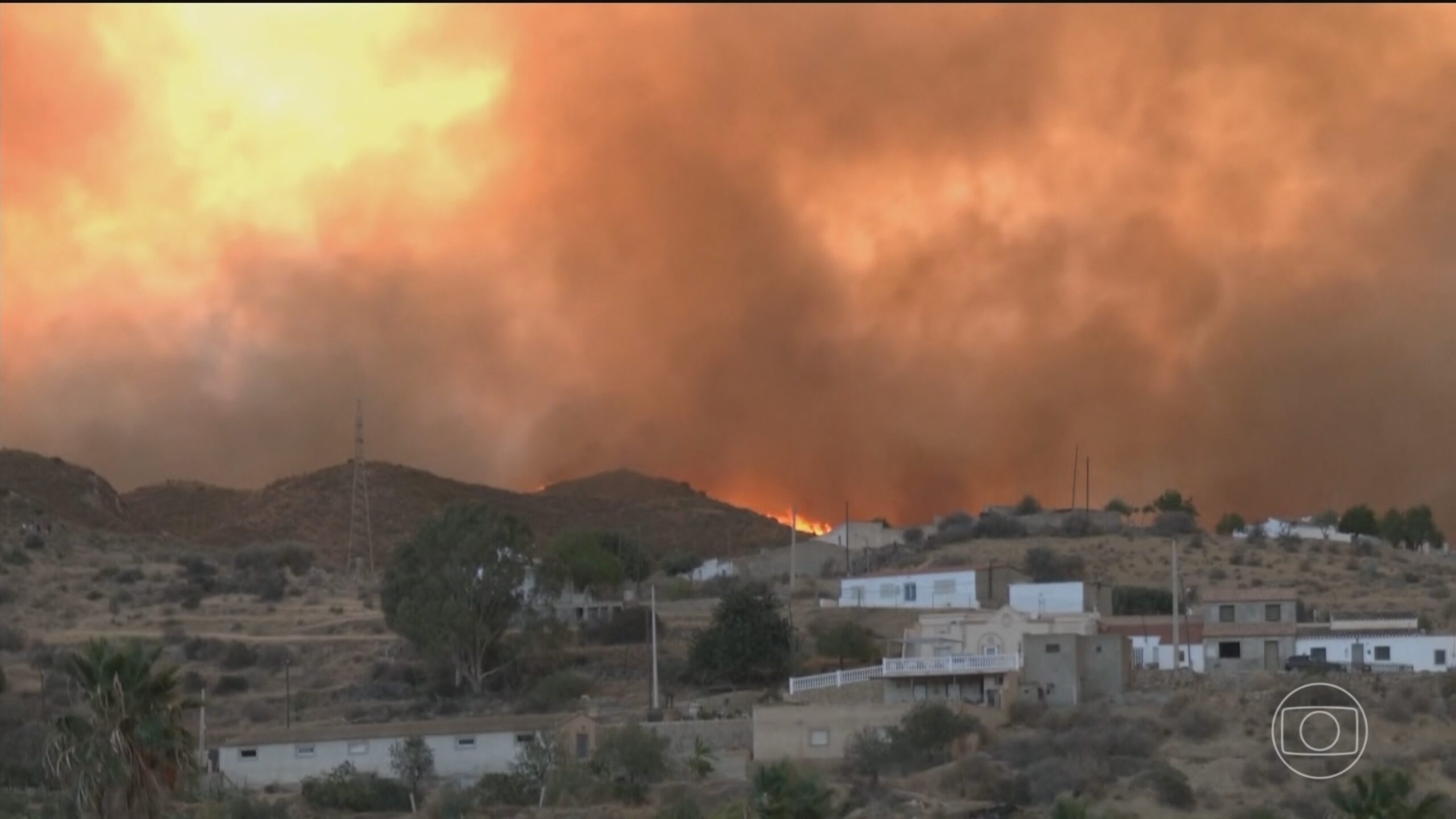 Incêndio na Espanha é estabilizado após deixar 13 mortos e expulsar 1.500 pessoas de casa