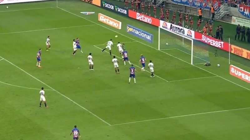 Fortaleza x Botafogo-SP na Série B tem gol bizarro com falha de zagueiros com goleiro; vídeo