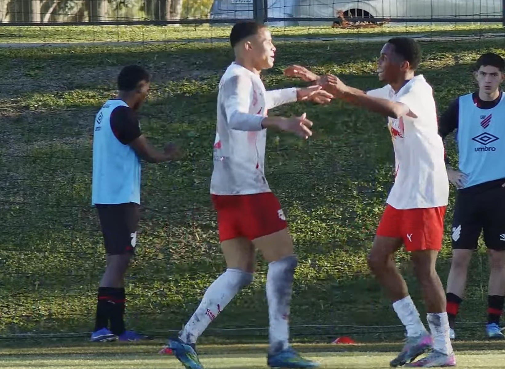 Em vantagem, Bragantino enfrenta o Athletico-PR por vaga na semifinal do Brasileiro Sub-20