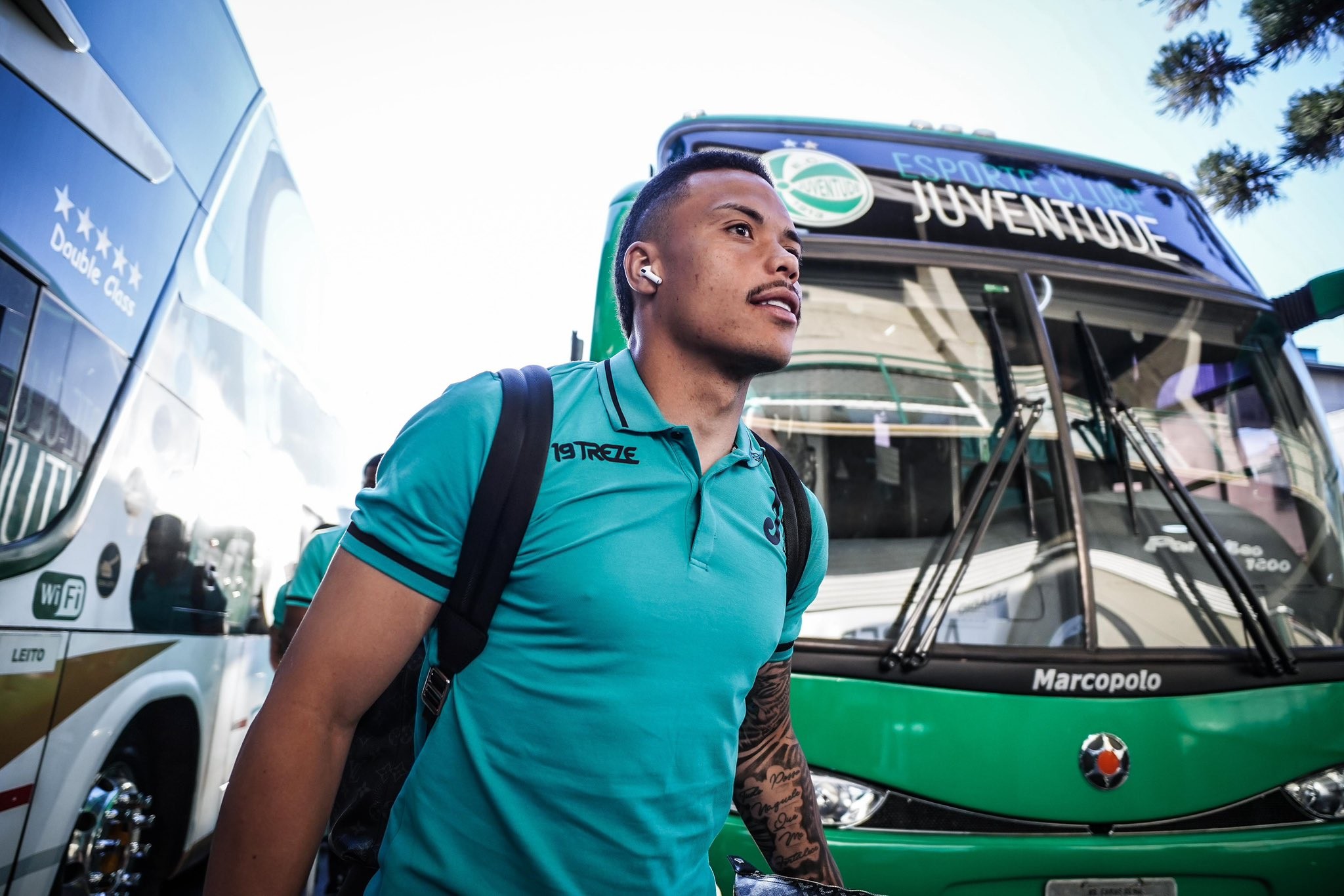 Mandaca se manifesta sobre pré-contrato com o Grêmio: “Não assinei nada no momento”