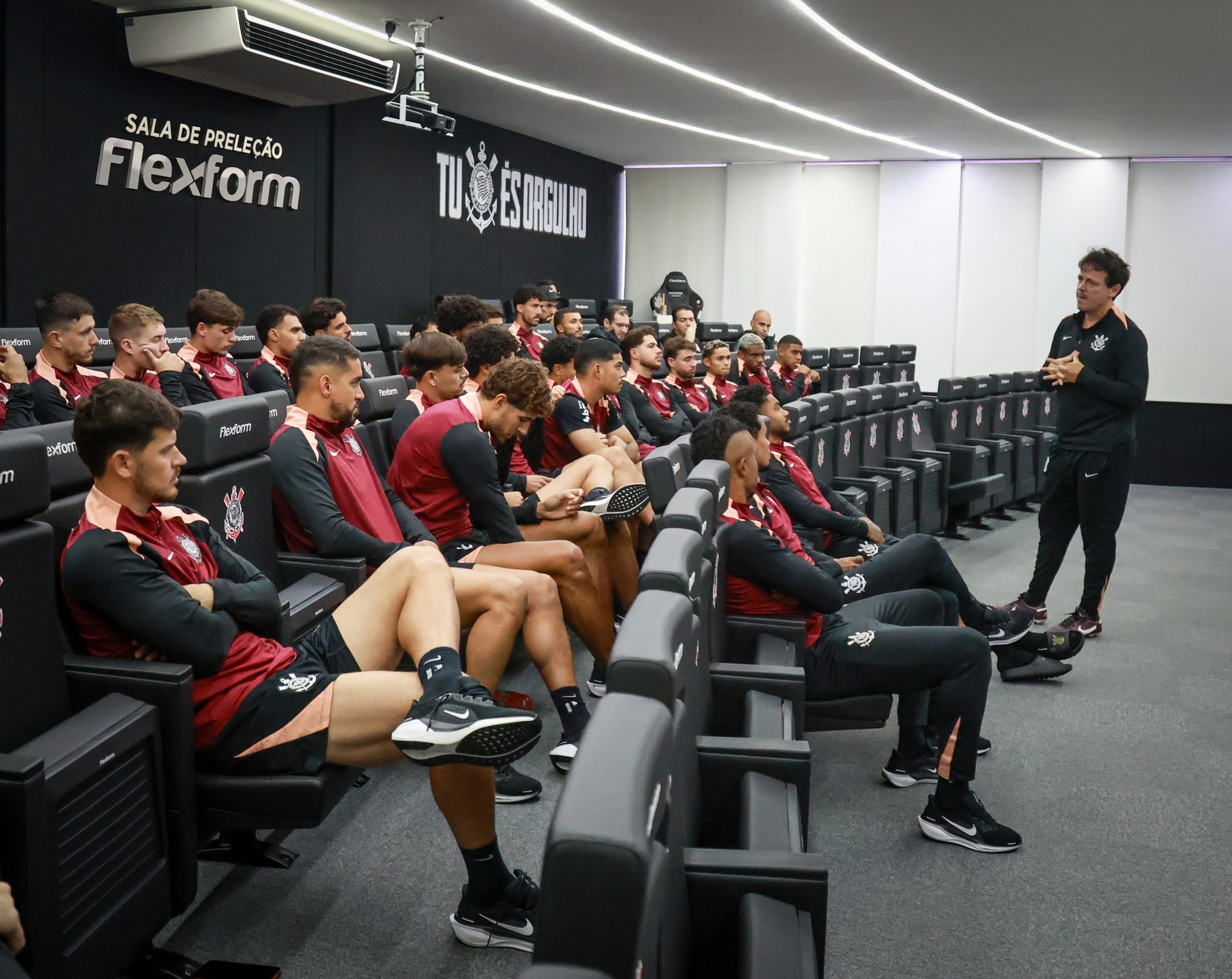 Baixas e ajustes ofensivos: tudo o que aconteceu no Corinthians em dez dias de intertemporada