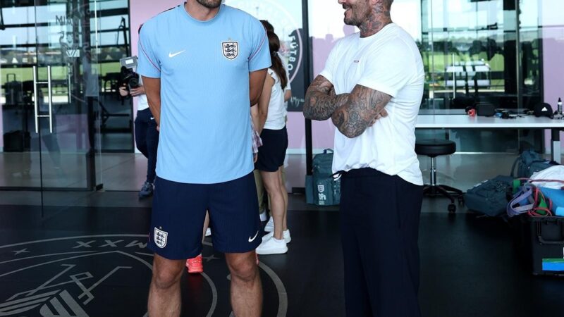 Beckham visita treino da Inglaterra, conversa com Kane e dá apoio antes de decisão na Copa