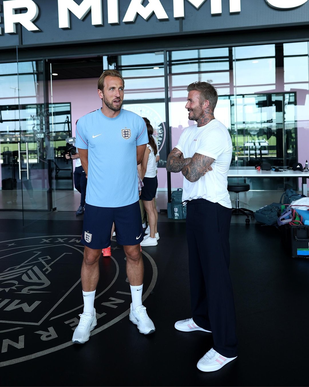 Beckham visita treino da Inglaterra, conversa com Kane e dá apoio antes de decisão na Copa