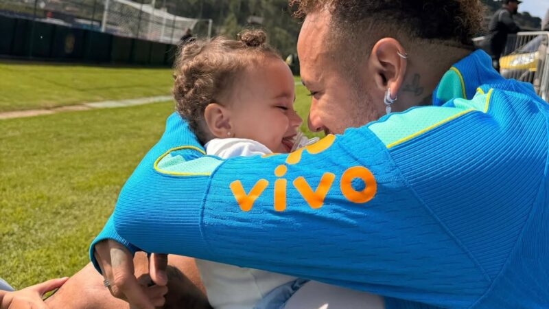 Neymar e Biancardi celebram aniversário de filha caçula em dia de jogo do Brasil: “Papai te ama”