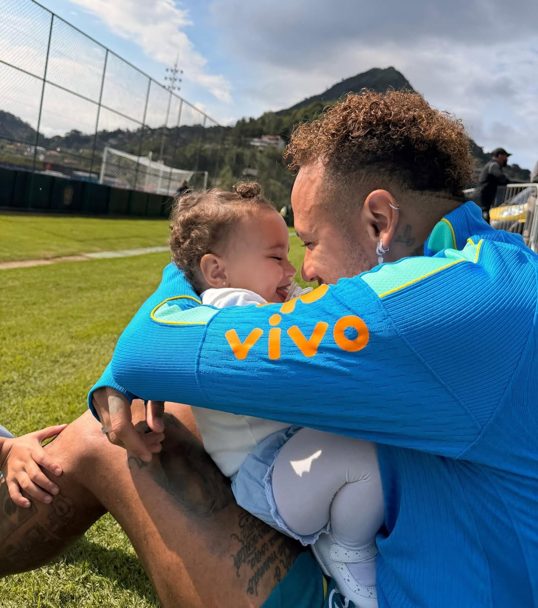 Neymar e Biancardi celebram aniversário de filha caçula em dia de jogo do Brasil: “Papai te ama”
