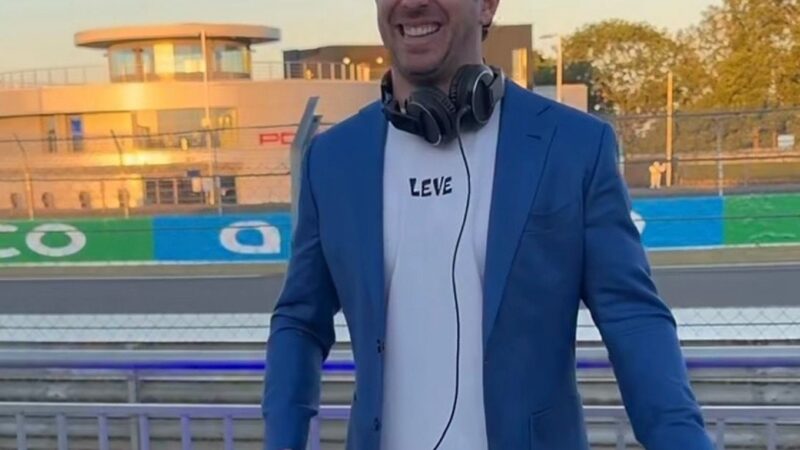 Lembra dele? Ex-piloto da Williams ataca de DJ em Silverstone; veja