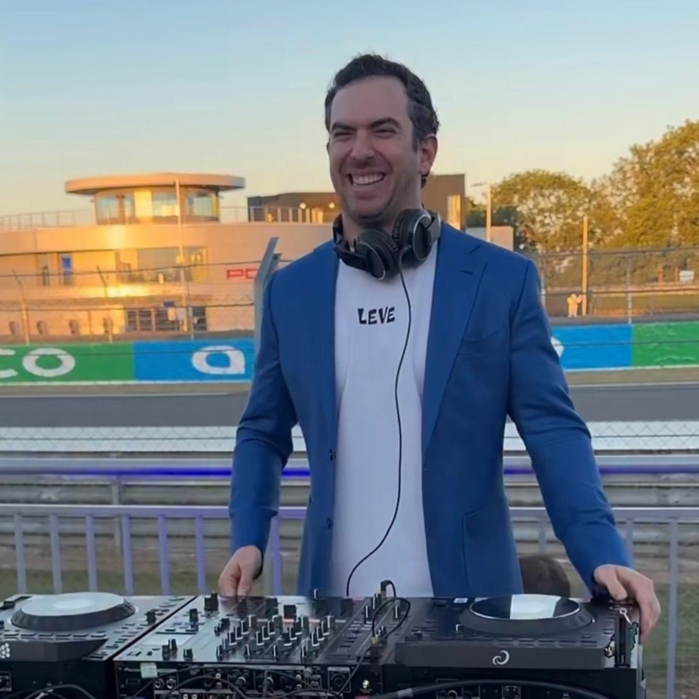 Lembra dele? Ex-piloto da Williams ataca de DJ em Silverstone; veja
