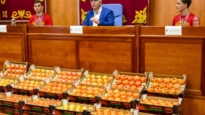 Cidade espanhola presenteia Gavi e Fabián Ruiz com tomates pelo título com a Espanha