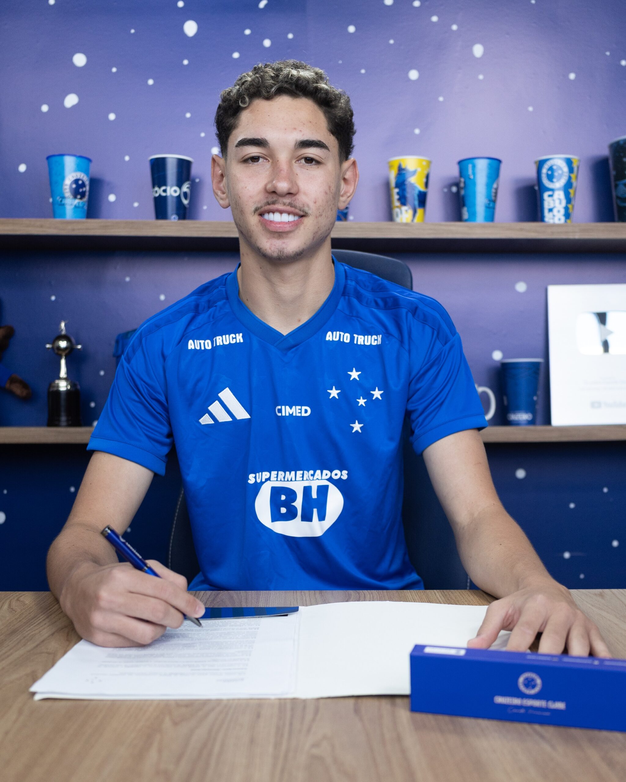 Cruzeiro anuncia contratação de zagueiro do Al Ahli para reforçar a base