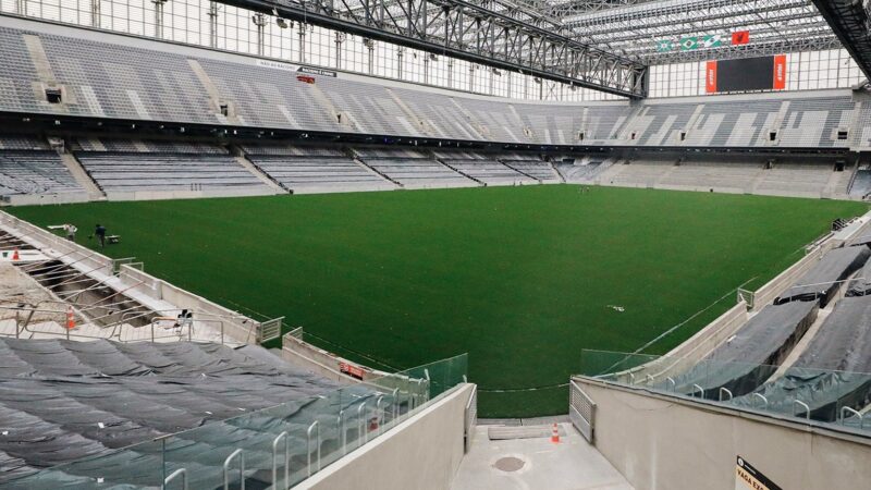 Athletico tem novo gramado sintético instalado na Arena da Baixada; veja as fotos