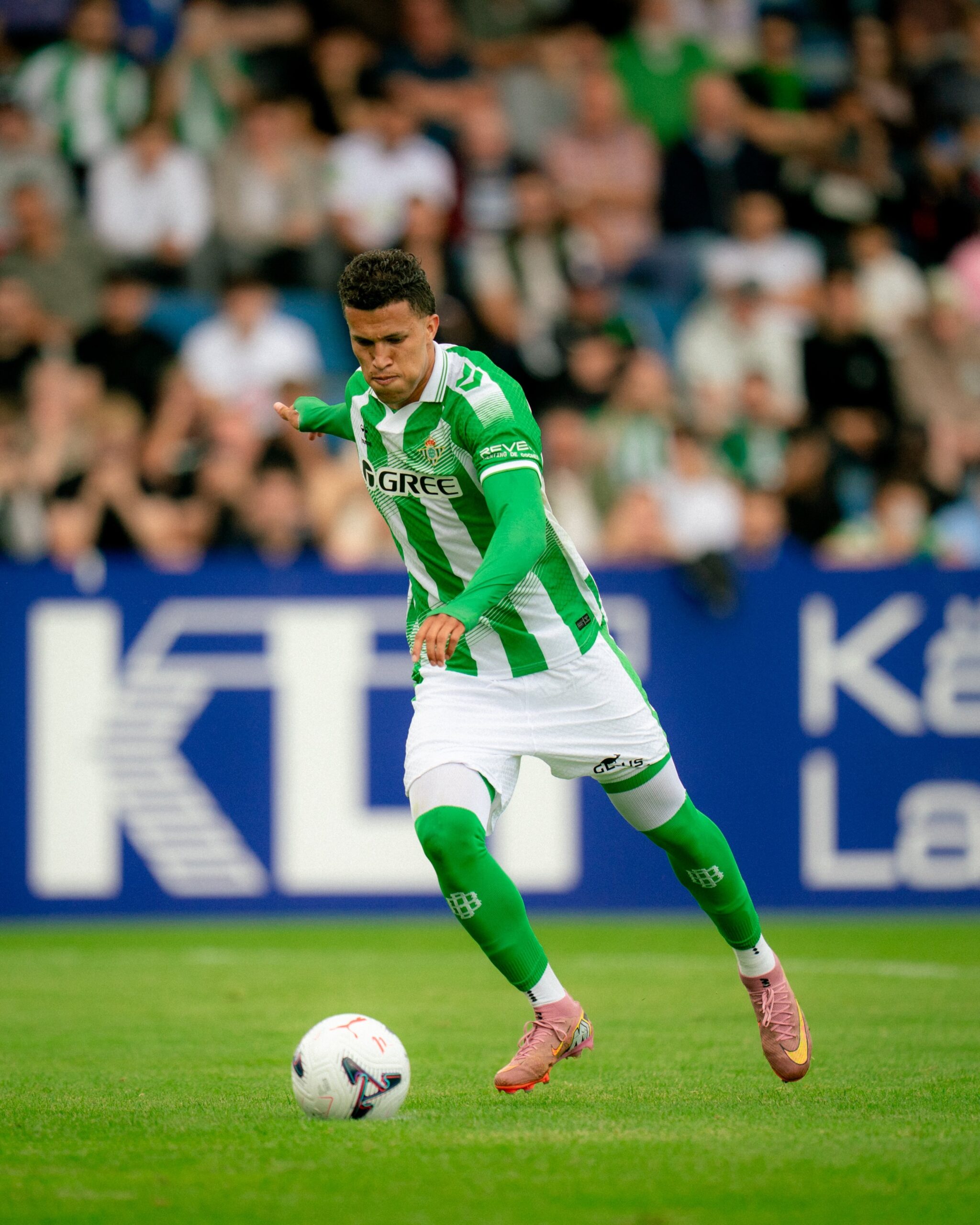 Deossa faz gol em amistoso, e Vasco aguarda retorno do Betis à Espanha para fechar contratação